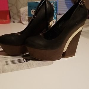 Black wedges